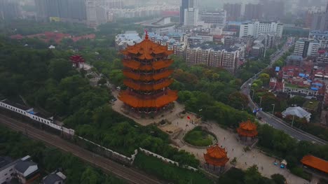 China-día-tiempo-wuhan-ciudad-grúa-amarilla-templo-parque-aéreo-panorama-4k