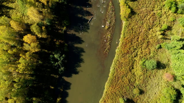 Footage-Luftbild-Drohne:-Flug-über-die-herbstliche-Bergwelt-und-Flüsschen-mit-Wäldern-im-Sonnenaufgang-weiches-Licht.-Majestätischen-Landschaft.
