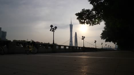 Sonnenuntergang-Guangzhou-Brücke-Kanton-Turm-am-Flussufer-Verkehr-Bucht-Slow-Motion-Panorama-4k-china