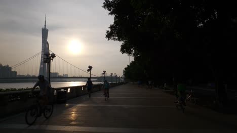 Sonnenuntergang-Guangzhou-Brücke-Kanton-Turm-am-Flussufer-Verkehr-Bucht-Slow-Motion-Panorama-4k-china