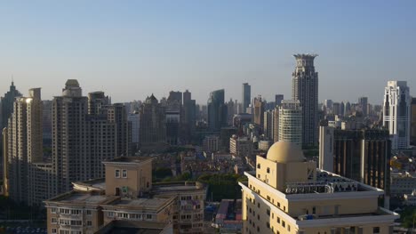 sonniger-Tag-shanghai-Stadtbild-Zentrum-auf-dem-Dach-Panorama-4k-China