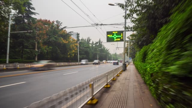 Wuhan-Tageszeit-Verkehr-Straße-Bürgersteig-Stadtpanorama-4-k-Zeit-hinfällig,-china