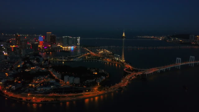 noche-iluminada-zhuhai-ciudad-Macao-paisaje-panorama-aéreo-4k-china
