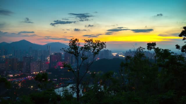 China-Sonnenuntergang-Zhuhai-berühmten-Berg-Park-Top-Stadtbild-Panorama-4k-Zeitraffer