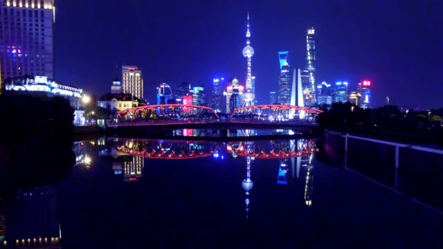 Aérea-vista-de-Downtown-Shanghai-por-la-noche-en-China.