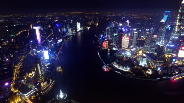 Aerial-View-von-Downtown-Shanghai-bei-Nacht-in-China.