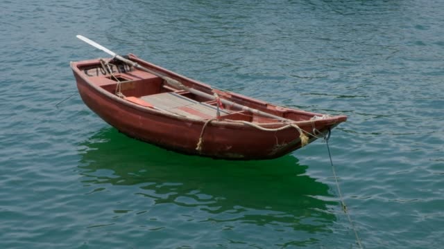 Barco-de-madera-de-color-rojo-en-el-mar
