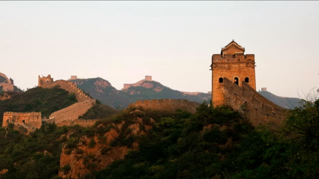 Schwenken-Links-Schuss-von-der-chinesischen-Mauer-bei-Sonnenuntergang
