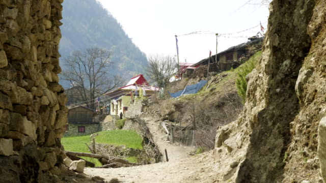 Bogen-zur-nepalesischen-Dorf-Lho.-Manaslu-Circuit-Trek.