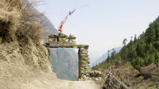 Arco-a-la-aldea-nepalí-de-Lho.-Circuito-de-Manaslu-trek.