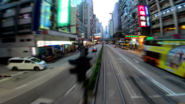 Vista-de-calles-ocupadas-de-la-ciudad-de-Hong-Kong-de-tranvías