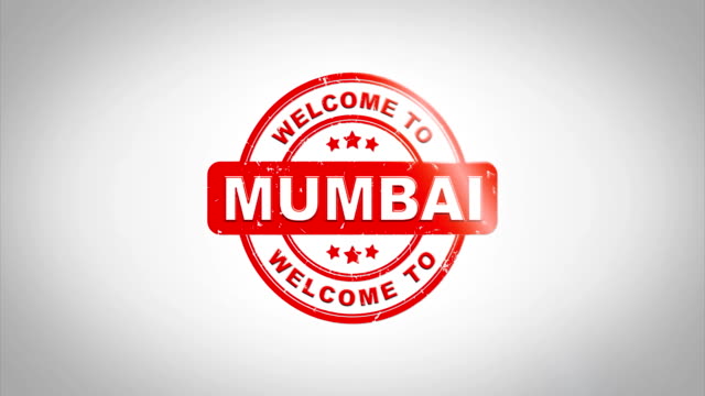 Willkommen-in-MUMBAI-unterzeichnete-Stempel-aus-Holz-Stempel-Textanimation.-Roter-Tinte-auf-Clean-White-Paper-Oberfläche-Hintergrund-mit-grünen-matten-Hintergrund-enthalten.