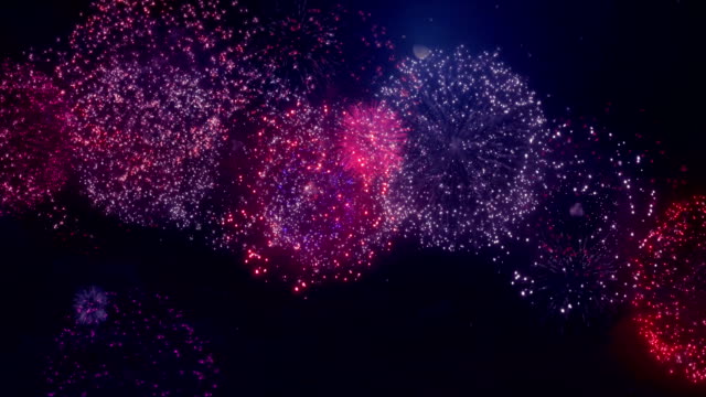 Großen-Feuerwerkskörper-explodiert-In-The-Sky-während-schöne-mehrere-Schalen-Streifen-Explosion-Feier-gegen-schwarzer-Hintergrund-für-Geburtstag,-Jubiläum,-Feier,-Feiertag,-Neujahr,-Party,-Event