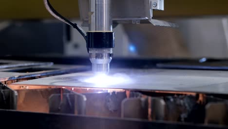 Producción-automatizada-con-la-máquina-de-proceso-y-láser-cnc-para-corte-de-metales
