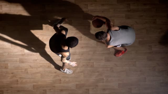 TopShot,-dos-amigos-jugando-baloncesto-en-cancha,-jugador-haciendo-slam-dunk-con-bola