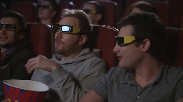 Freunde-des-Menschen-essen-Popcorn-im-3d-Kino-Film.-Männer-haben-Spaß-im-Kino