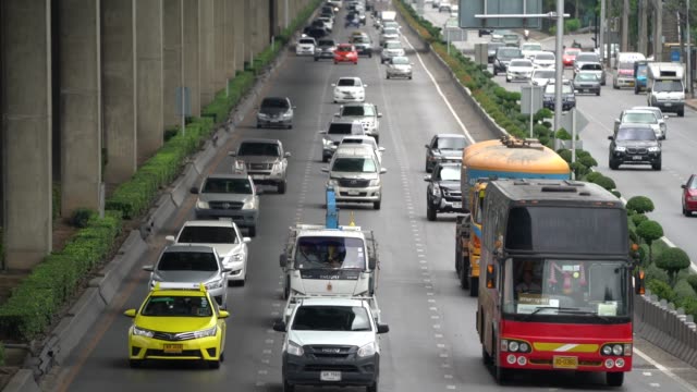 «Bangkok,-Tailandia---19-de-agosto-de-2018:-camino-de-Tailandia-nombres-Thanon-Borommaratchachonnani-con-muchos-coches-en-la-señal-de-tráfico-y-parte-trasera-y-cruzar-por-la-calle-en-toda-la-tarde.»