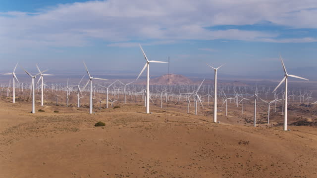 Vista-aérea-del-campo-de-la-turbina-de-viento-gigante-tiro-desde-arriba-mirando-hacia-abajo-de-crear-energía-limpia-renovable