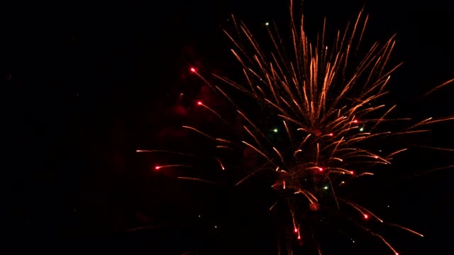 Feuerwerke,-die-explodiert-in-den-dunklen-Nachthimmel-während-einer-Feier