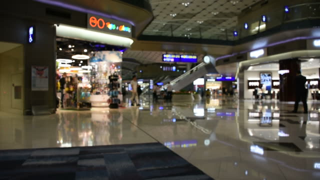 Bewegungsunschärfe-von-Passanten-im-terminal-2-des-Flughafen-Hong-Kong-International-Airport
