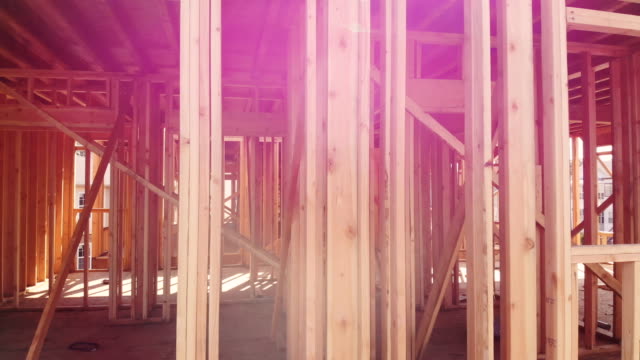 Der-Rahmen-eines-Holzhauses-auf-ein-unfertiges-Objekt-in-ein-neues-Haus-unter-Contruction-Rahmen-schließen