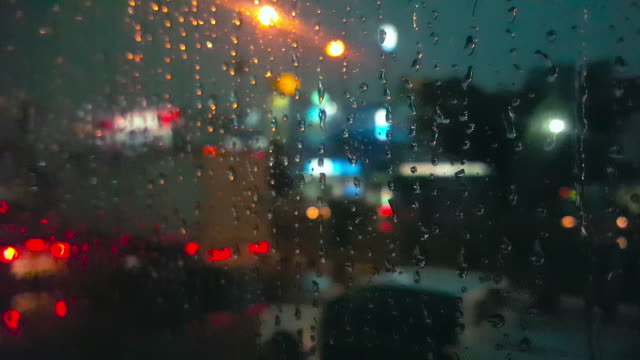 Atasco-de-tráfico-con-lluvia-en-el-camino-de-la-ciudad