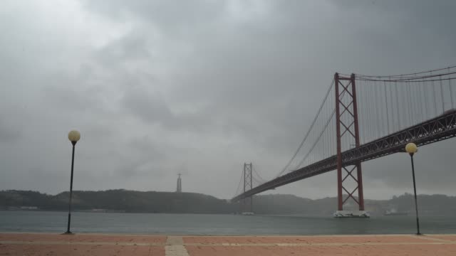 Zeitraffer-25-April-Brücke-und-Christus-König,-Lissabon,-Portugal