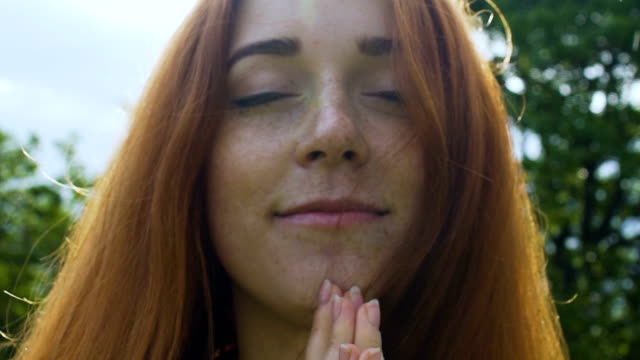 Schöne-Frau-im-Namaste-aus-erster-Hand-zu-beten,-gesegneten-Sommerregen-mit-der-Natur-vereint