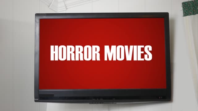 Un-televisor-viendo-películas-de-horror-de-mensaje