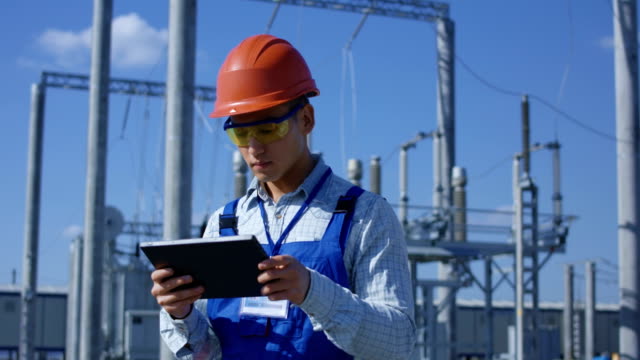 Electrical-worker-on-a-tablet-outside