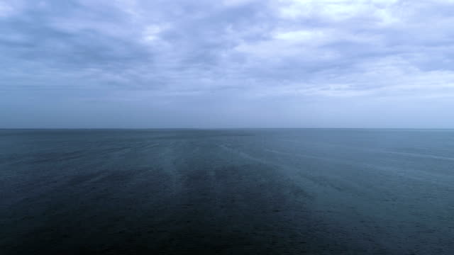 El-vuelo-sobre-la-superficie-del-mar-en-el-fondo-de-la-corriente-de-nubes-pintorescas