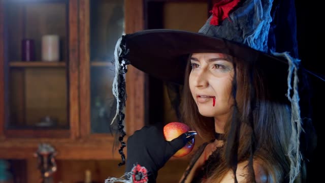Halloween-Hexe-mit-Hut-mit-einem-giftigen-Apfel-sieht-traumhaft-aus.-Sie-träumt