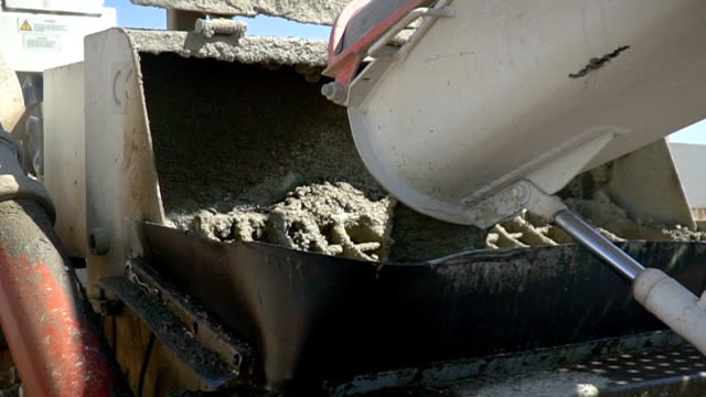 Gießen-Beton-Zement-aus-einem-LKW-in-eine-Pumpe.