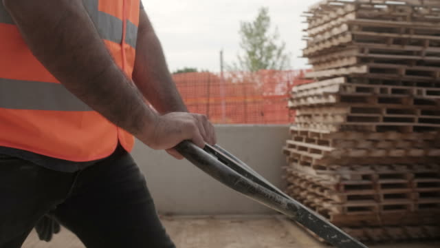Trabajador-Manual-Latino-trabaja-con-apilador-en-construcción