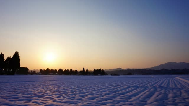 Material-de-archivo-resolución-escena-k-4-Time-lapse-de-dramática-puesta-del-sol-invierno