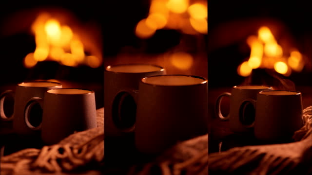 Vertikale-Videos.-Dampf-aus-einer-Tassen-mit-heißem-Kakao-auf-dem-Kamin-Hintergrund.