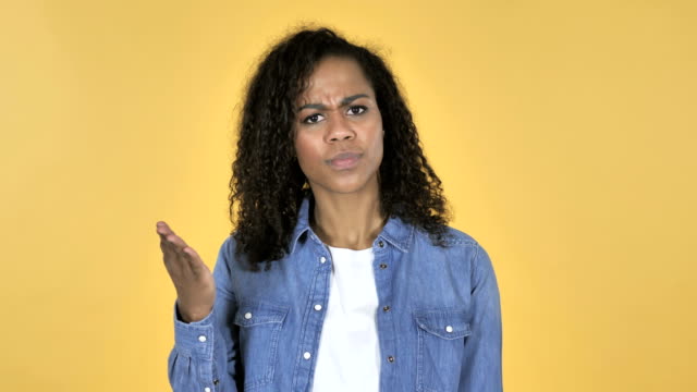 Afrikanisches-Mädchen-mit-Frustration-und-Wut-auf-gelbem-Hintergrund-isoliert
