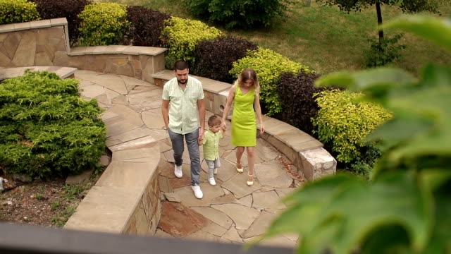 Mom-with-dad-and-little-son-walk-in-the-Park-in-the-summer.-Slow-motion.
