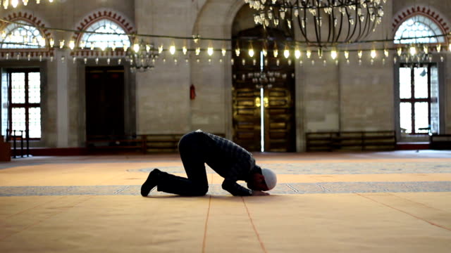 Junge-Erwachsene-kaukasischen-Mann-beten-und-Gottesdienst-in-der-Moschee