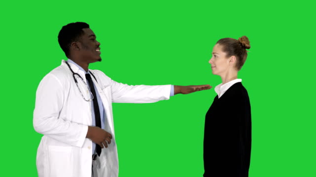 Doctor-que-dice-paciente-y-bueno-sale-en-una-pantalla-verde-Chroma-Key
