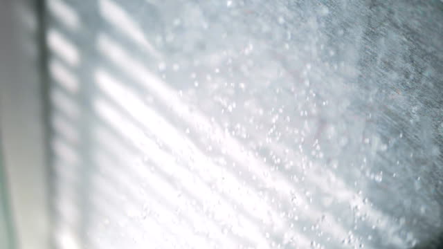 Splashing-water-drops-in-slow-motion-180fps