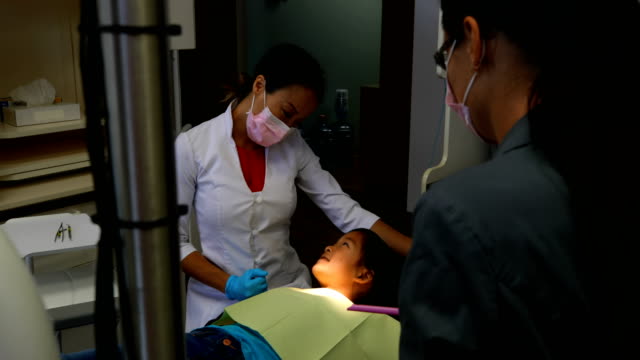 Female-dentist-interacting-with-a-patient-4k