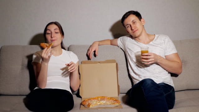 young-couple-eating-pizza