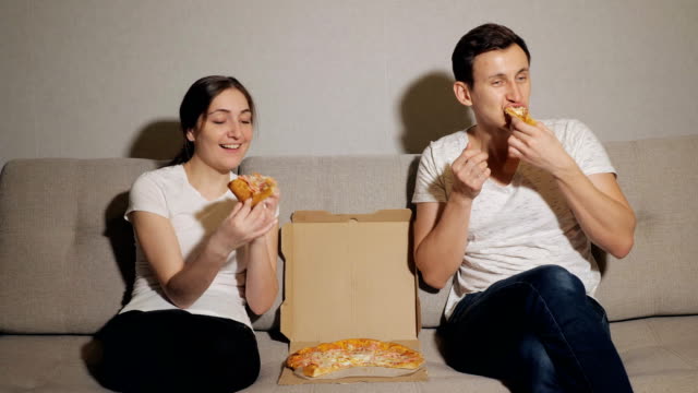 junges-Paar-Pizza-essen