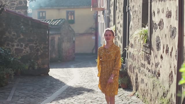 The-tourist-girl-walks-through-the-old-streets-in-rays-of-the-sun