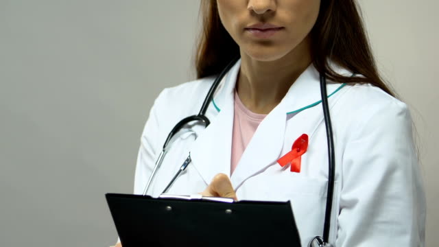 Médico-con-cinta-roja,-prescripción-de-medicamentos,-control-de-epidemias-de-SIDA,-salud
