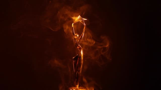 goldene-Frau-Statue-Rauch-dunklen-Hintergrund-HD-Filmmaterial