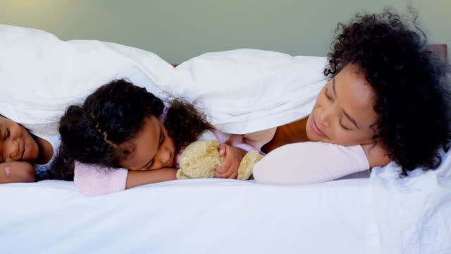 Vorderansicht-des-schwarzen-Familie-schlafen-unter-der-Decke-im-Schlafzimmer-zu-Hause-4k