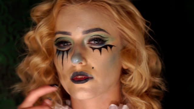 Porträt-der-jungen-Frau-mit-verängstifteten-Halloween-Make-up.