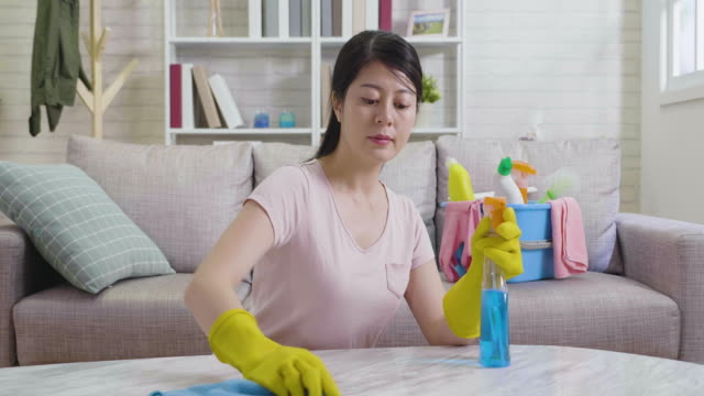 Fröhliche-asiatische-Mädchen,-die-Hausarbeit-leisten